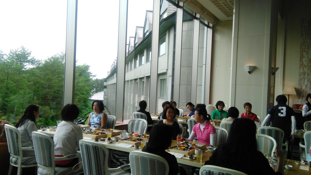 裏磐梯の超高級リゾートホテルで夕食会。 OB会員の佐藤光代社長、野崎孝子さん、松川裕子さんと旧交を暖めました。